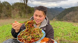 今天挖了很多折耳根，做成凉拌吃过瘾 today I dug a lot of Houttuynia cordata，Make delicious cold dishes [upl. by Melia]